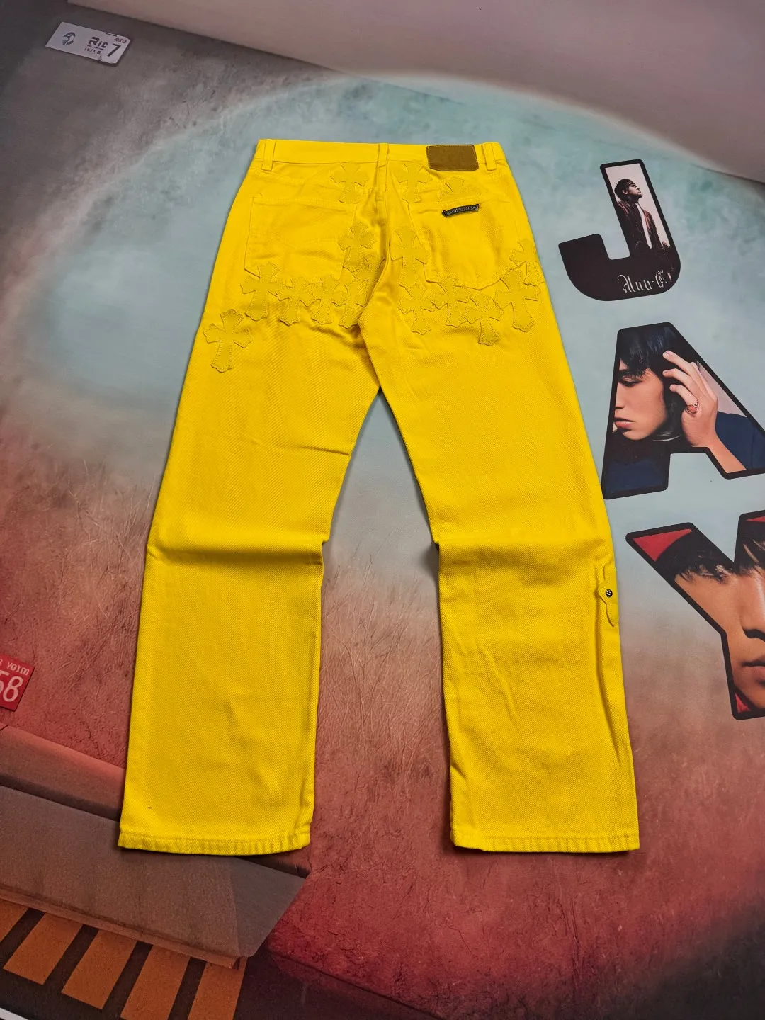 🅿️320 🔘Style number-KL115 🔘Cro Heart𝐂𝐡𝐫𝐨𝐦𝐞 𝐇𝐞𝐚𝐫𝐭💥Breaking hot style💥New York limited edition large leather label dopamine yellow jeans* [Same style as Fan Cheng] Charming dopamine personality jeans A must-have for fashionistas. The same style as the stars. A model touted by many bloggers. This new style of pants is perfect both in shape and upper body. It is no exaggeration to say that making a pair of jeans is equivalent to the time of making 20 short-sleeved pants. The fabric is made of high-quality imported denim. It has a unique high-end texture. I am very satisfied with it after washing and proofing several times.  Size: S M L XL (28.30.32.34) Color: Yellow